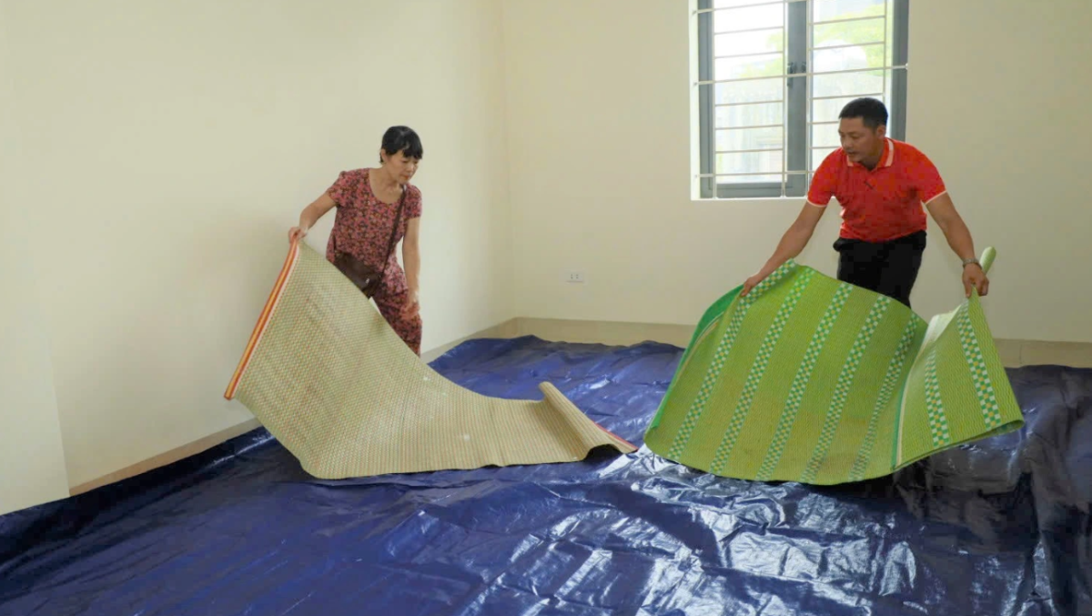 Lực lượng chức năng chuẩn bị nơi ăn ở cho người d&acirc;n trong thời gian cơn b&atilde;o số 3 đổ bộ. Ảnh: Thanh B&igrave;nh