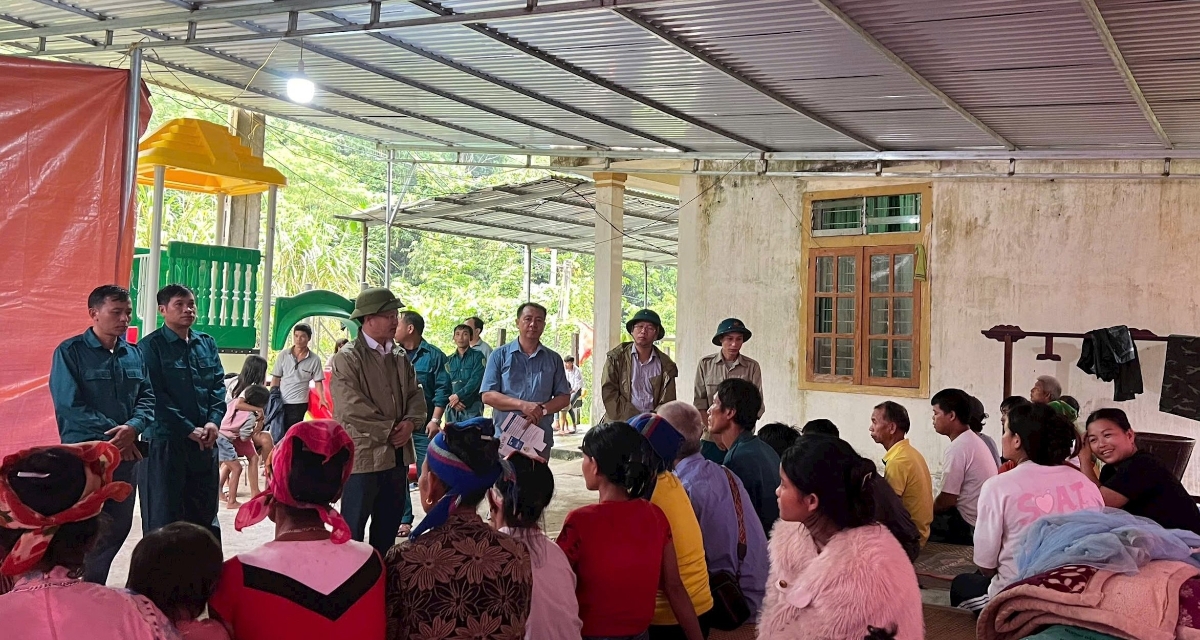 C&aacute;n bộ x&atilde; v&agrave; c&aacute;c lực lượng chức năng x&atilde; Nh&ocirc;n Mai thăm động vi&ecirc;n, hỗ trợ một số nhu yếu phẩm ban đầu cho người d&acirc;n