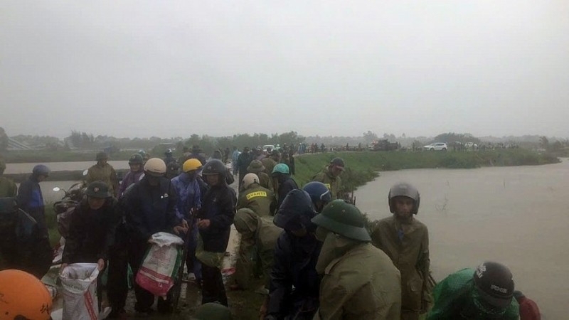 Gần 300 người thuộc c&aacute;c lực lượng triển khai c&aacute;c biện ph&aacute;p gia cố&nbsp;tuyến đ&ecirc; s&ocirc;ng Cung