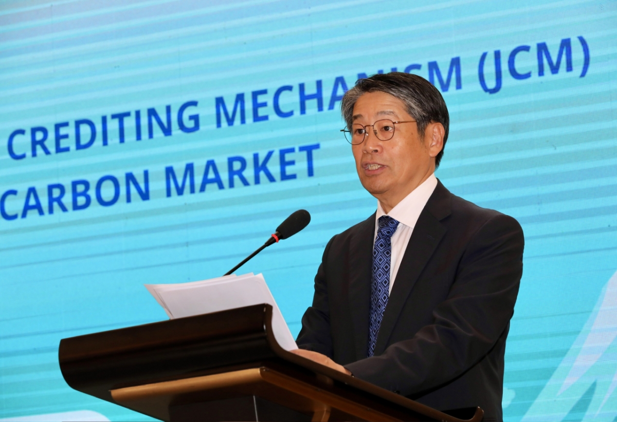 Đại sứ Nhật Bản tại Việt Nam Ito Naoki phát biểu tại diễn đàn “Thúc đẩy doanh nghiệp tham gia cơ chế tín chỉ chung (JCM) hướng tới sẵn sàng cho thị trường carbon tại Việt Nam”, ngày 22/7/2025. Ảnh: Việt Dũng.