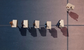 Các chuyên gia cho rằng việc cắt giảm nhân sự trong bối cảnh áp dụng AI quy mô lớn không thể chỉ là sự trùng hợp ngẫu nhiên. Ảnh minh họa