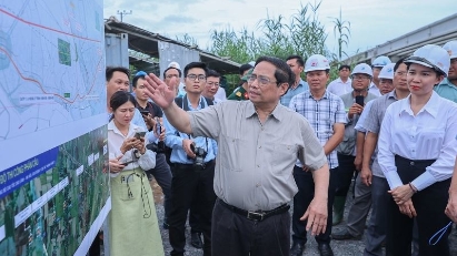 PM examines construction progress of expressways in Mekong Delta