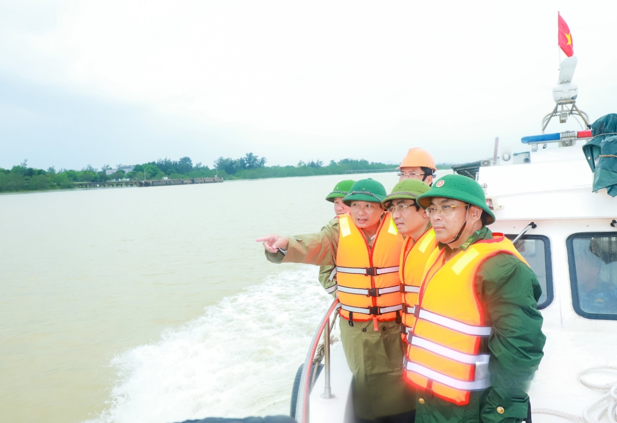 Chủ tịch UBND tỉnh Nghệ An L&ecirc; Hồng Vinh thị s&aacute;t dọc s&ocirc;ng Lam. Ảnh: Th&agrave;nh Duy