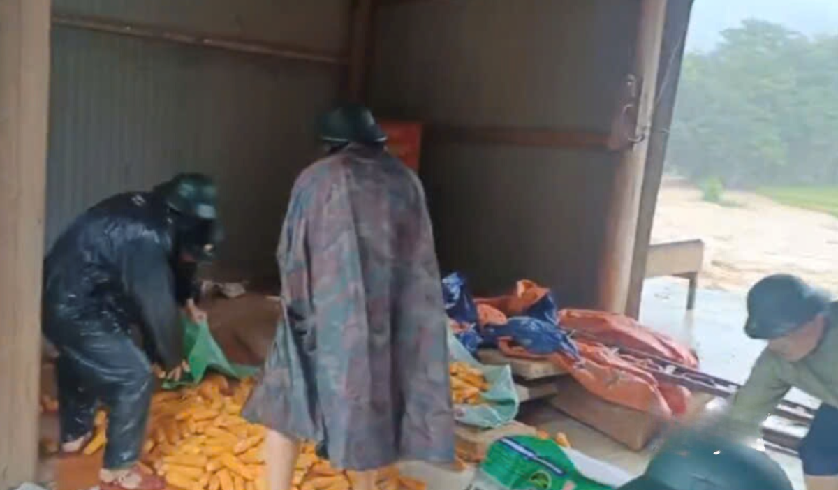 Lực lượng chức năng di chuyển đồ đạc, lương thực gi&uacute;p c&aacute;c hộ d&acirc;n.