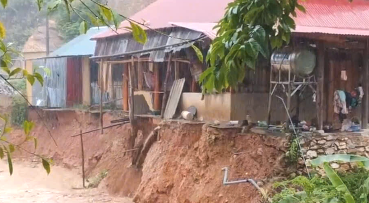 Giữa trưa 22/7, cơn lũ quét xảy ra tại xã biên giới Nhôn Mai, tỉnh Nghệ An làm nhiều nhà bị cuốn trôi