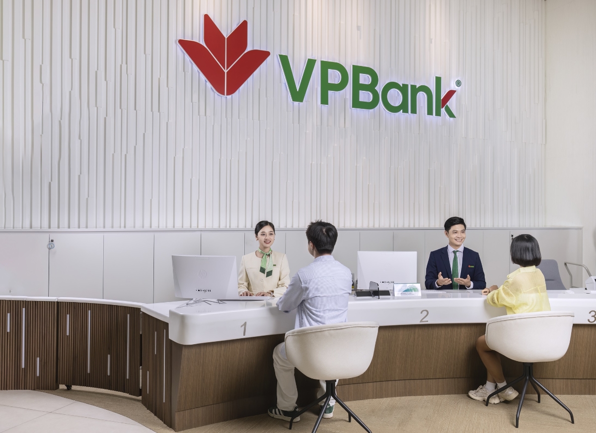 Khách hàng giao dịch tại VPBank.