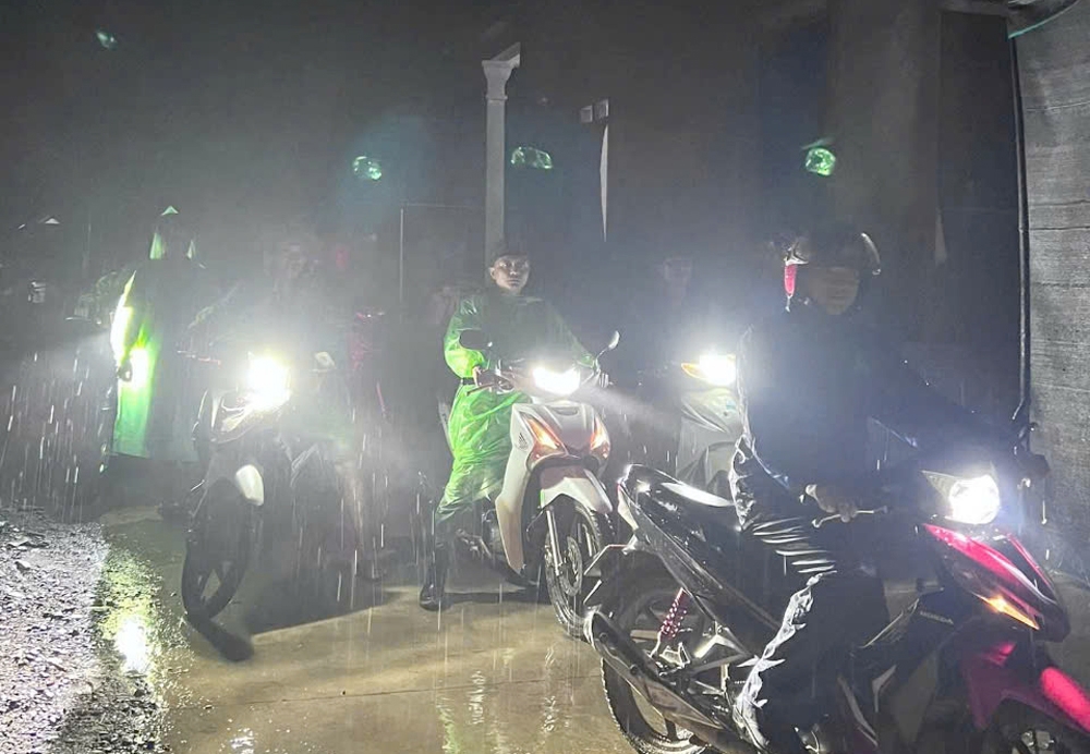 Trong đ&ecirc;m ng&agrave;y 21/7,&nbsp;c&aacute;c lực lượng chức năng tỉnh Thanh Ho&aacute; nhanh ch&oacute;ng di dời người d&acirc;n ở những khu vực nguy hiểm đến nơi an to&agrave;n.