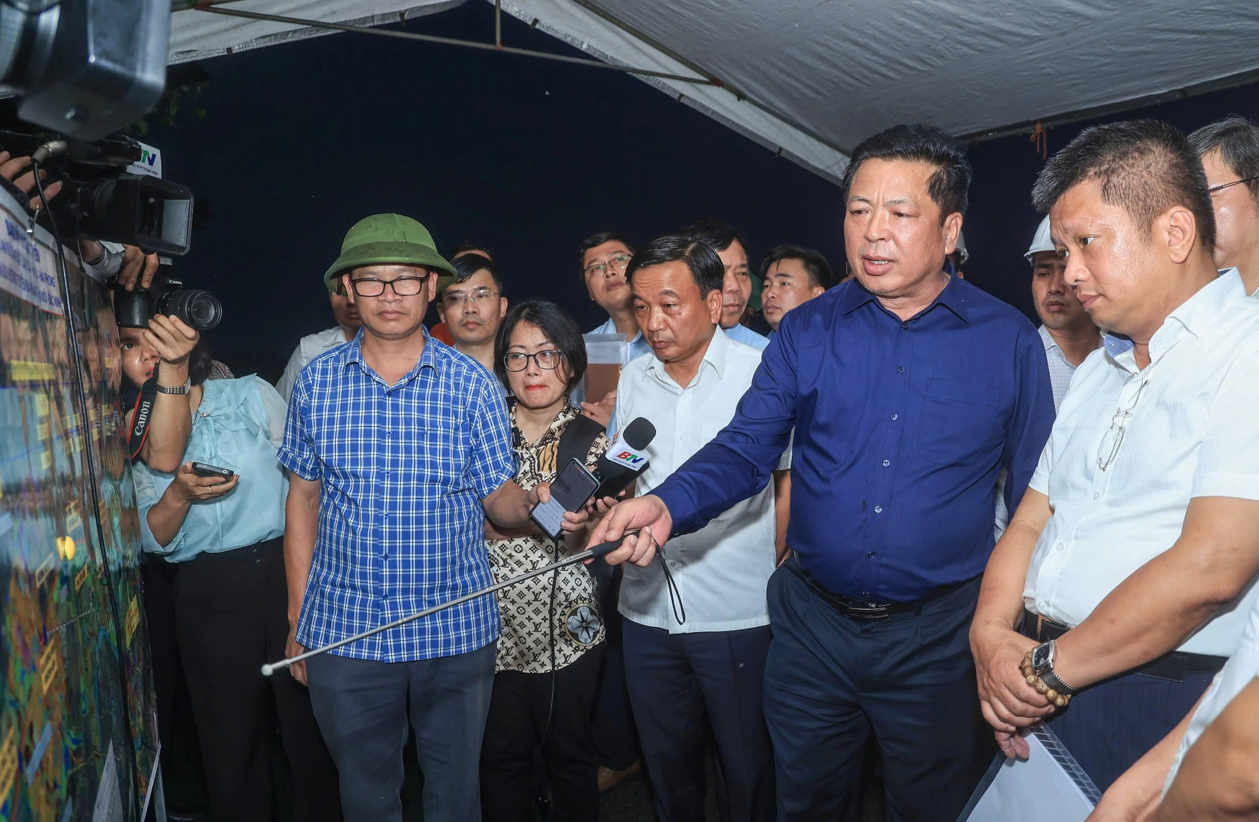 Bộ trưởng Trần Hồng Minh c&ugrave;ng đo&agrave;n c&ocirc;ng t&aacute;c kiểm tra tại điểm cầu H&agrave; Nội. Ảnh: Tạ Hải.