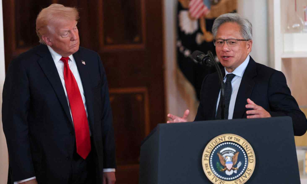 CEO Nvidia, ông Jensen Huang, phát biểu bên cạnh Tổng thống Mỹ Donald Trump tại sự kiện