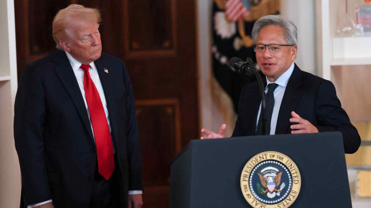 CEO Nvidia, ông Jensen Huang, phát biểu bên cạnh Tổng thống Mỹ Donald Trump tại sự kiện "Đầu tư vào nước Mỹ" ở Washington ngày 30/4/2025 - Ảnh: Reuters