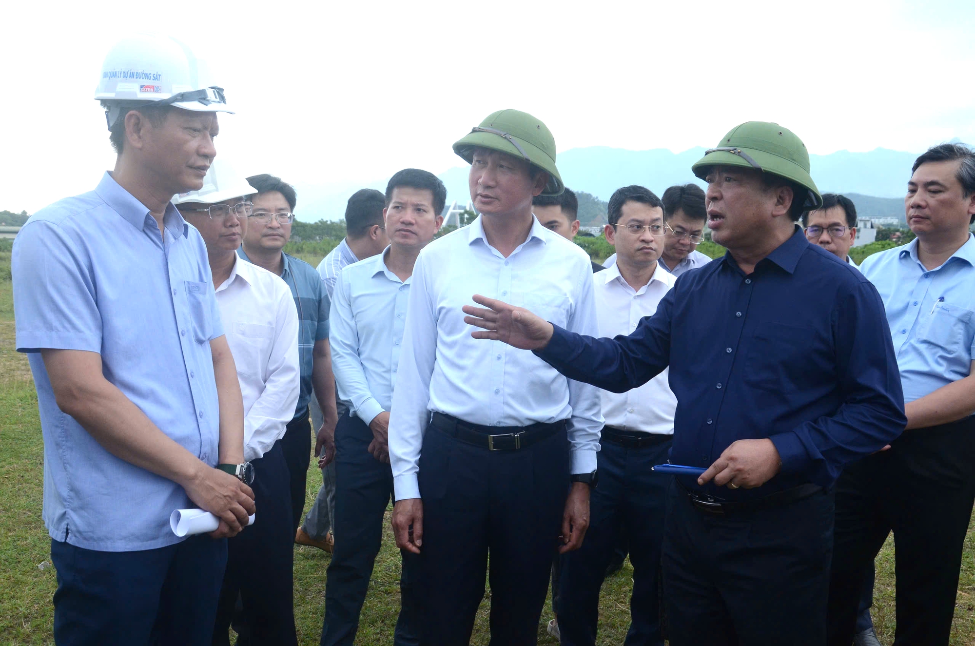 Bộ trưởng Trần Hồng Minh trực tiếp kiểm tra thực địa dự án đường sắt Lào Cai - Hà Nội - Hải Phòng. Ảnh: Báo Xây dựng