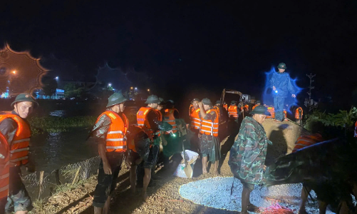 Trắng đêm căng mình chống bão lũ