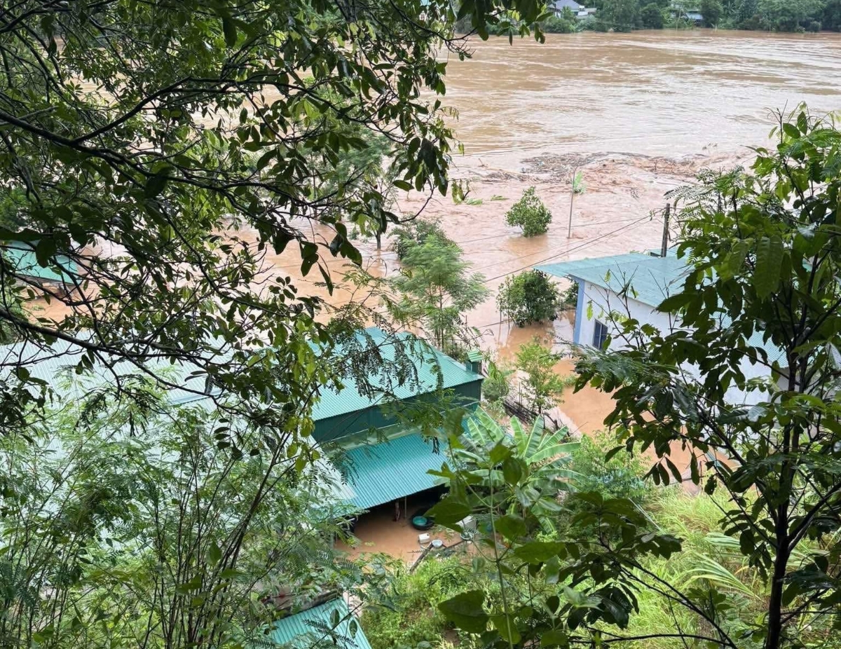 S&aacute;ng 23/7, nhiều x&atilde; v&ugrave;ng cao của tỉnh Nghệ An vẫn ngập s&acirc;u trong trong biển nước sau trận lũ lịch sử.&nbsp;