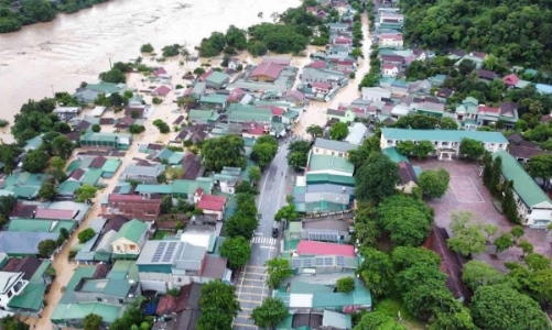 Lũ ập đến, biển nước bủa vây miền tây Nghệ An