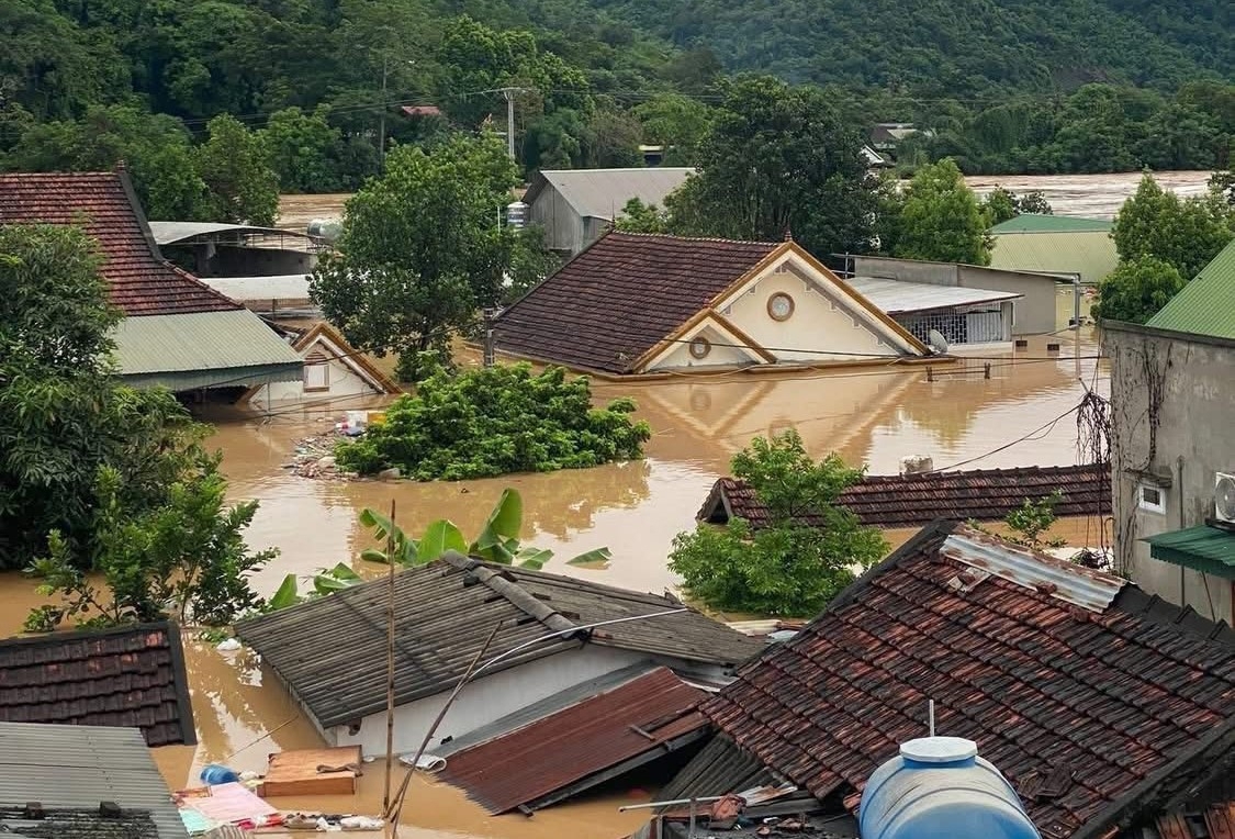 Mưa lũ đã khiến cho 3.237 căn nhà miền tây Nghệ An ngập sau trong nước