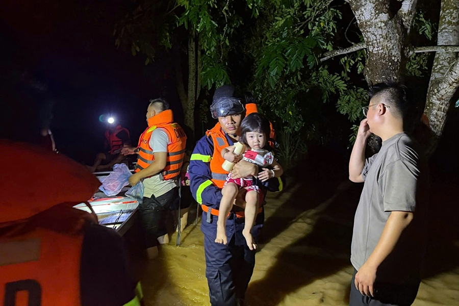 V&agrave;o khoảng 21h33&rsquo; ng&agrave;y 22/7, nhận được tin b&aacute;o c&oacute; 11 hộ d&acirc;n tại x&oacute;m Ma Nhai, khối 4, x&atilde; Con Cu&ocirc;ng đang bị nước lũ chia cắt, c&oacute; nguy cơ đe dọa đến t&iacute;nh mạng v&agrave; t&agrave;i sản, lực lượng chức năng tỉnh Nghệ An khẩn trương triển khai phương &aacute;n cứu hộ.