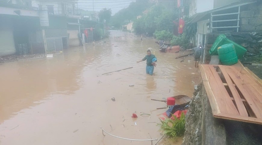 Rạng s&aacute;ng 23/7, trung t&acirc;m x&atilde; Mường X&eacute;n, tỉnh Nghệ An vẫn trong biển nước.&nbsp;&Ocirc;ng Nguyễn Viết H&ugrave;ng - B&iacute; thư Đảng uỷ x&atilde; Mường X&eacute;n cho biết,&nbsp;tại trung t&acirc;m x&atilde; Mường X&eacute;n nước lũ bắt đầu d&acirc;ng chậm. Nhiều nơi lũ r&uacute;t b&ugrave;n đất, r&aacute;c v&agrave; c&acirc;y cối ngập tr&agrave;n. Khi lũ r&uacute;t, nhiều hộ d&acirc;n chạy về để vớt v&aacute;t những t&agrave;i sản c&ograve;n s&oacute;t lại sau trận lũ.