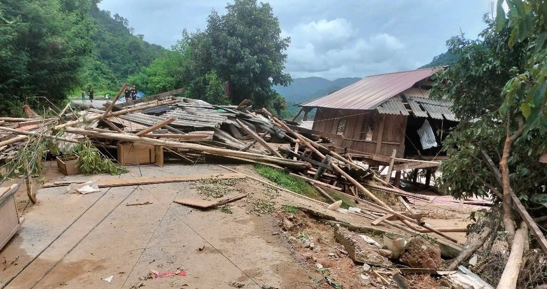 Đến trưa ng&agrave;y 23/7, lực lượng chức năng mới li&ecirc;n lạc được với c&aacute;n bộ v&agrave; c&aacute;c người d&acirc;n một số bản ở x&atilde; Mỹ L&yacute;. Ban đầu thống k&ecirc; sơ bộ cho thấy c&oacute; khoảng 70 ng&ocirc;i nh&agrave; đ&atilde; bị lũ nhấn ch&igrave;m, cuốn tr&ocirc;i, trọng t&acirc;m l&agrave; 7 bản dọc s&ocirc;ng. Thiệt hại ước t&iacute;nh gần 30 tỷ đồng.