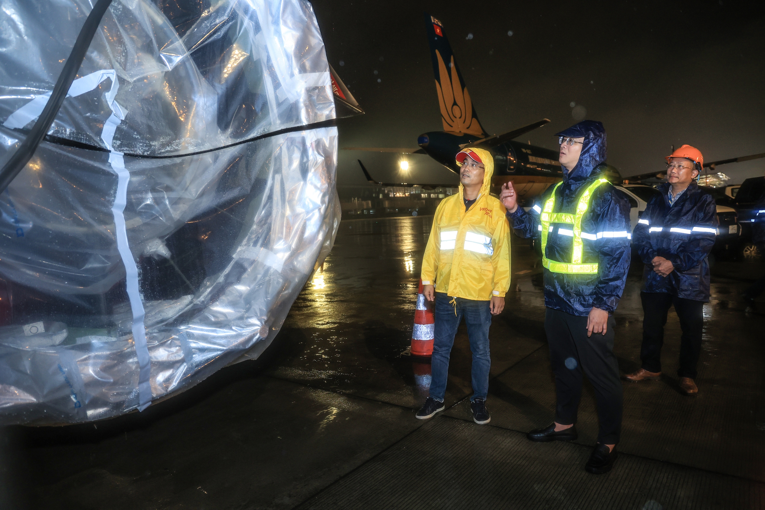 Cục trưởng Cục Hàng không Việt Nam Uông Việt Dũng kiểm tra công tác chuẩn bị ứng phó với bão số 3 tại Cảng hàng không quốc tế Nội Bài. Ảnh: Tạ Hải