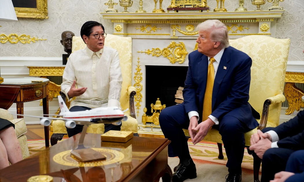 Tổng thống Mỹ Donald Trump (phải) và Tổng thống Philippines Ferdinand Marcos Jr. tại Nhà Trắng ngày 22/7 - Ảnh: Bloomberg