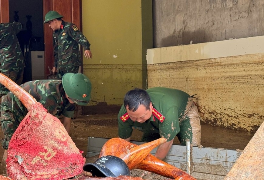 C&aacute;c lực lượng khẩn trương đến gi&uacute;p nh&acirc;n d&acirc;n khắc phục hậu quả