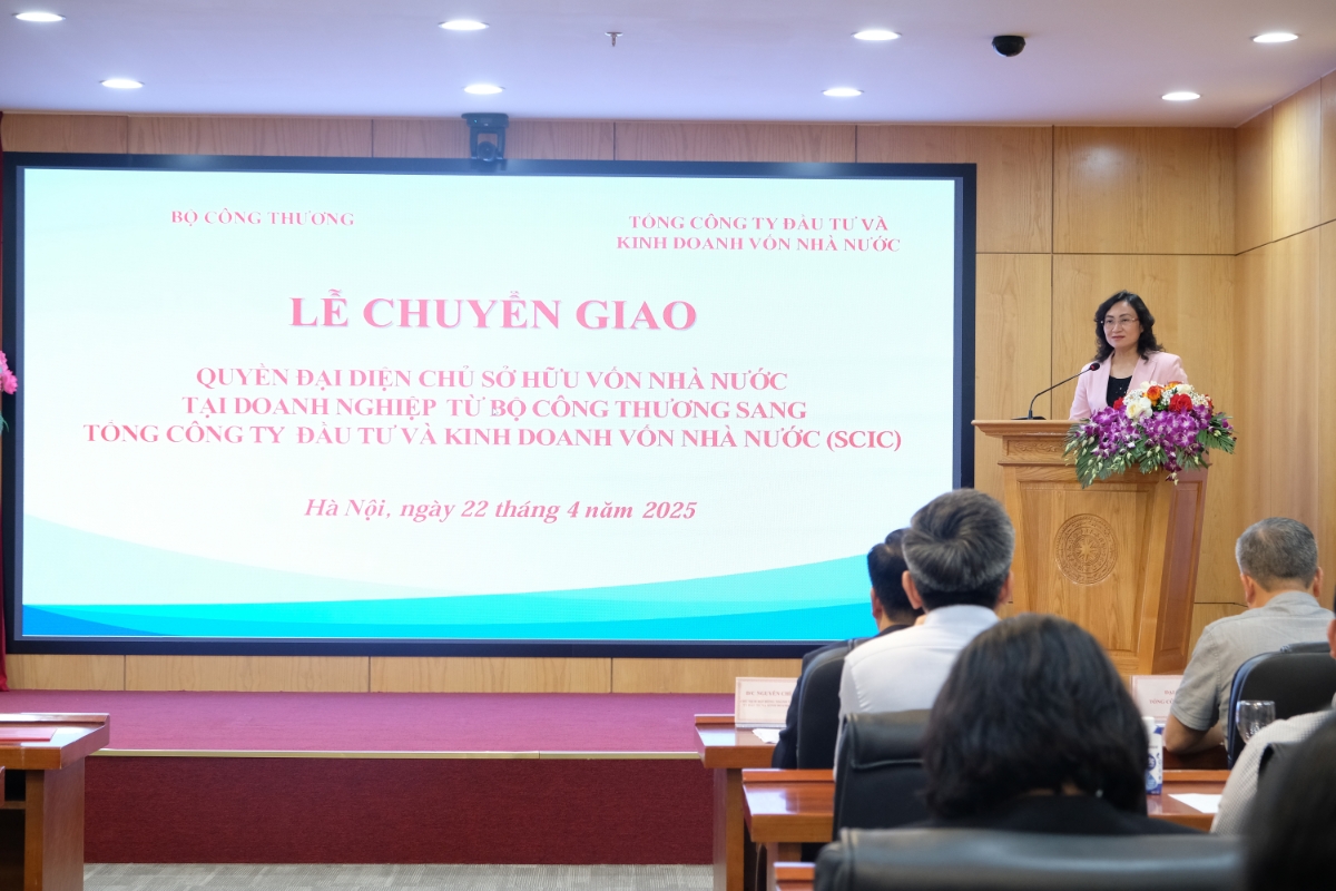 Đồng ch&iacute; Thứ trưởng Bộ C&ocirc;ng Thương Phan Thị Thắng ph&aacute;t biểu tại buổi lễ.