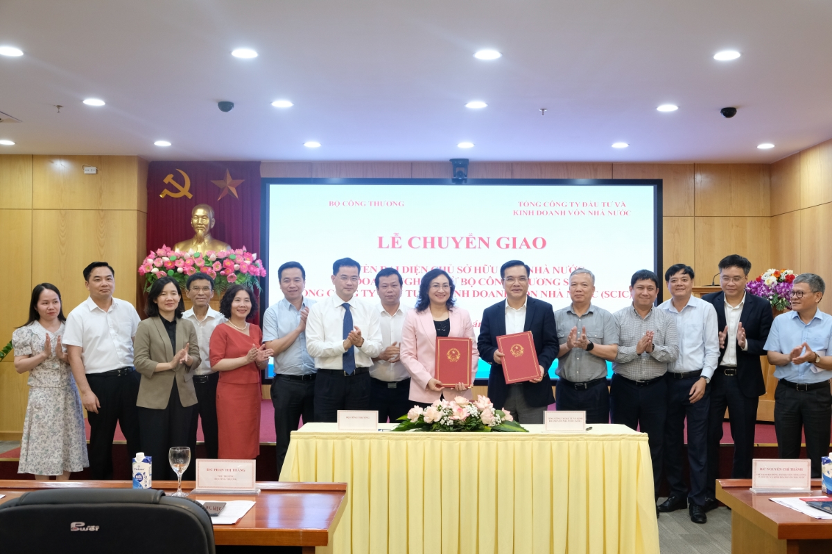Lãnh đạo Bộ Công Thương và lãnh đạo SCIC công bố biên bản chuyển giao quyền đại diện chủ sở hữu vốn nhà nước tại 03 doanh nghiệp từ Bộ Công Thương sang SCIC.