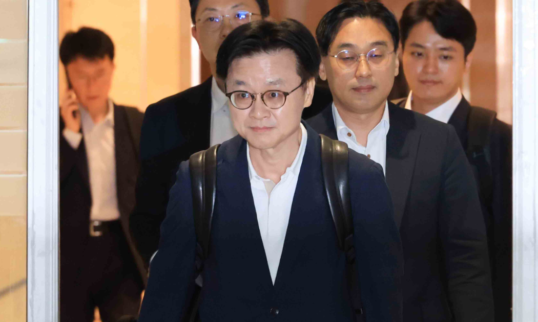 Bộ trưởng Thương mại, Công nghiệp và Năng lượng Hàn Kim Jung-kwan rời Sân bay Quốc tế Incheon vào ngày 23/7 để bay tới Washington đàm phán thương mại - Ảnh: Yonhap