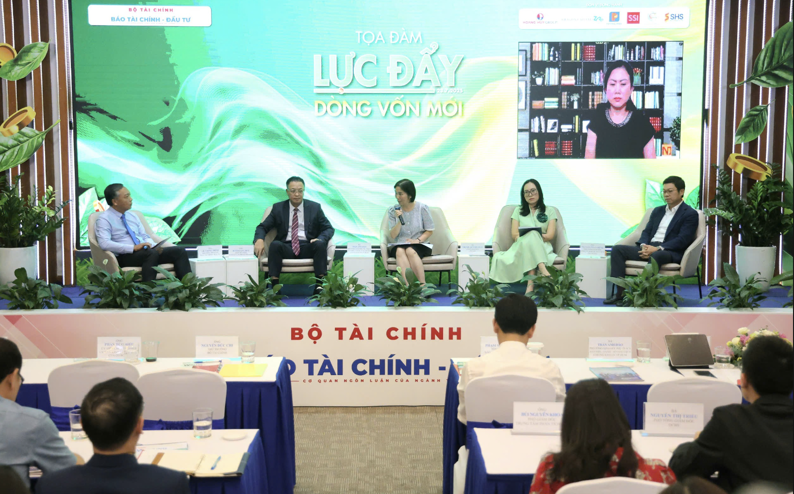 Các chuyên gia thảo luận tại tọa đàm.