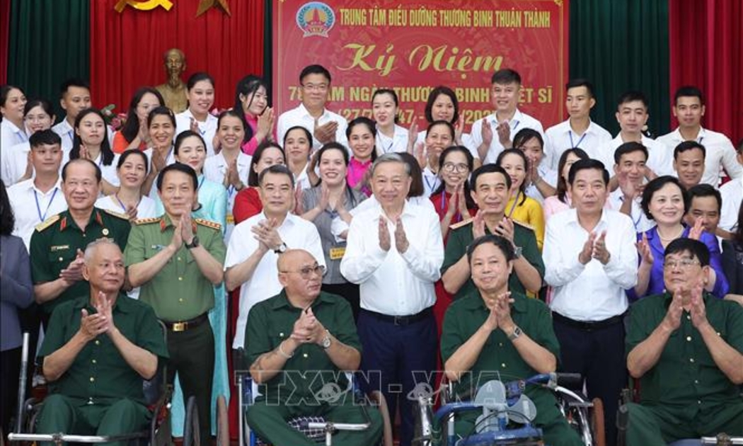 Tổng Bí thư Tô Lâm thăm thương bệnh binh và cán bộ, nhân viên Trung tâm Điều dưỡng thương binh Thuận Thành chiều 15/7/2025. Ảnh: TTXVN