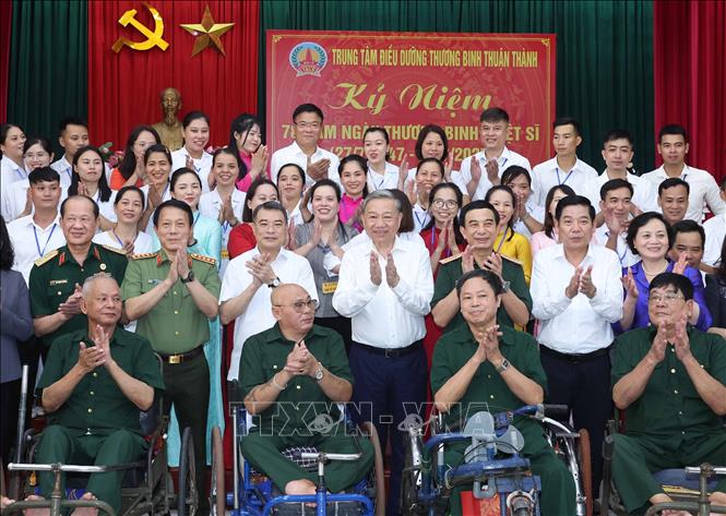 Tổng Bí thư Tô Lâm thăm thương bệnh binh và cán bộ, nhân viên Trung tâm Điều dưỡng thương binh Thuận Thành chiều 15/7/2025. Ảnh: TTXVN