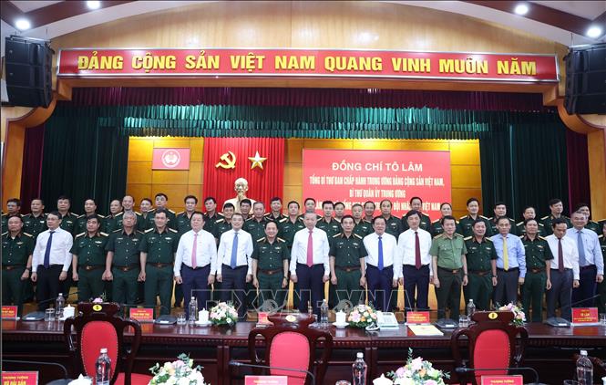 Tổng B&iacute; thư T&ocirc; L&acirc;m v&agrave; c&aacute;c đại biểu chụp ảnh chung.