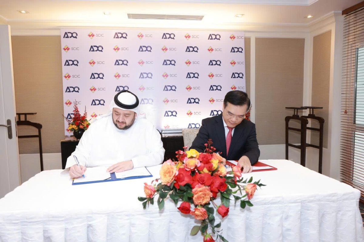 Ông Nguyễn Chí Thành – Chủ tịch HĐTV SCIC và Ngài Mohamed Alsuwaidi, Bộ trưởng Bộ Đầu tư UAE kiểm Tổng giám đốc ADQ đại diện cho hai tổ chức ký kết Biên bản ghi nhớ.