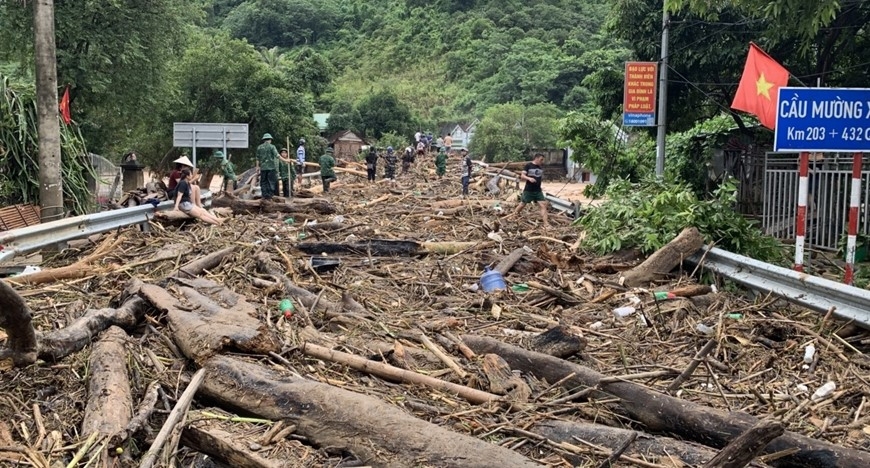 &nbsp;Trung t&acirc;m x&atilde; Mường X&eacute;n ngổn ngang sau khi lũ r&uacute;t