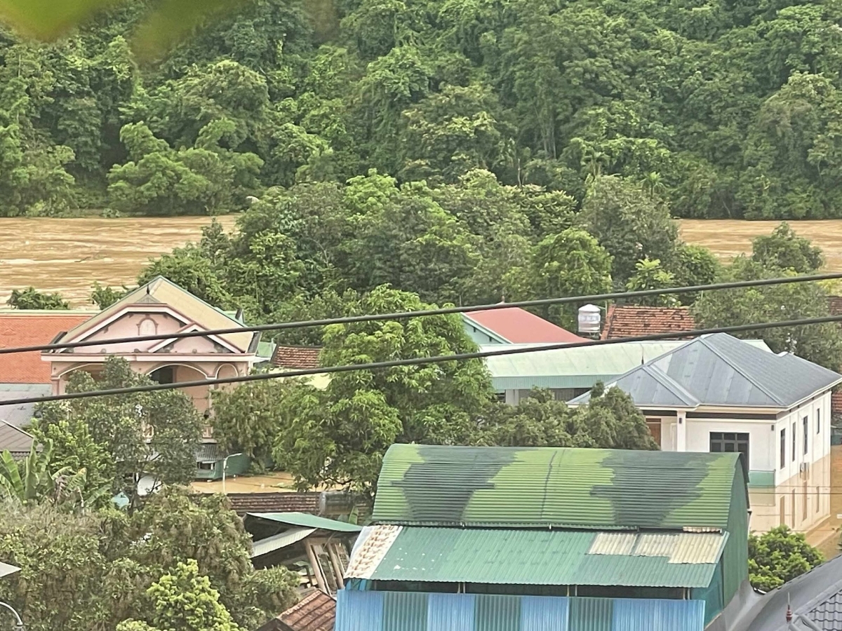 Ho&agrave;n lưu b&atilde;o số 3 đ&atilde; g&acirc;y mưa rất lớn tại v&ugrave;ng n&uacute;i ph&iacute;a t&acirc;y của tỉnh Nghệ An với lượng mưa phổ biến từ 120 - 200mm, nhiều nơi tr&ecirc;n 300mm (trong 24 giờ qua), đồng thời mưa lớn đ&atilde; v&agrave; sẽ tiếp tục xảy ra tr&ecirc;n thượng nguồn s&ocirc;ng Cả thuộc l&atilde;nh thổ L&agrave;o.