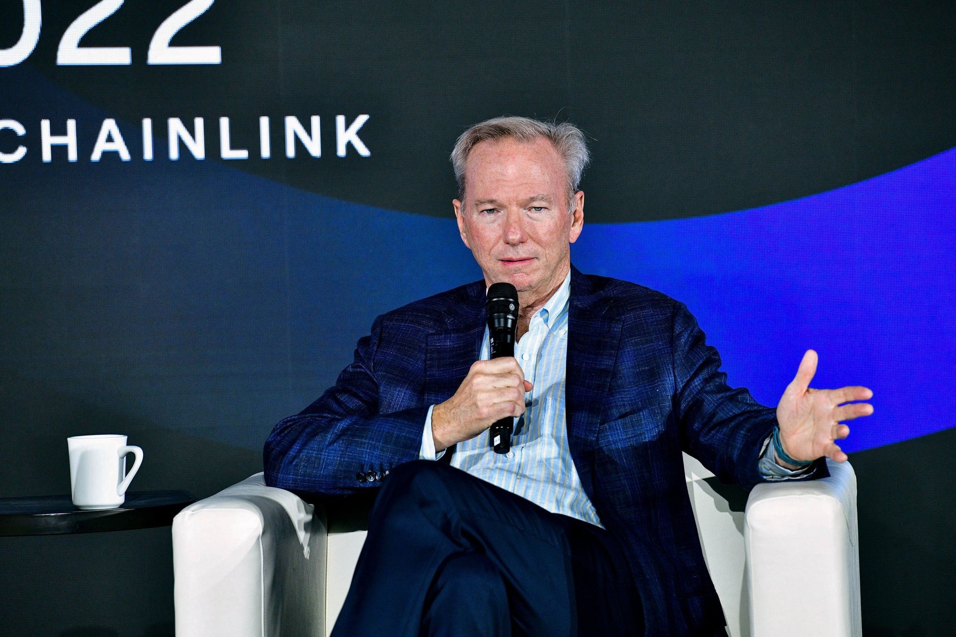 Cựu Giám đốc điều hành Google, ông Eric Schmidt, cho rằng cần lên kế hoạch trước để đảm bảo có đủ năng lượng đáp ứng những cơ hội và thách thức mà AI mang lại