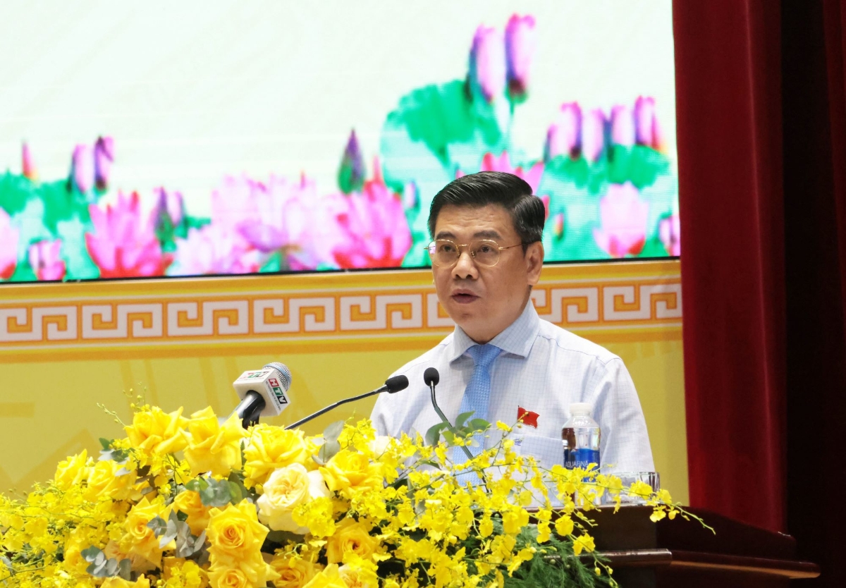 Ph&oacute; Chủ tịch UBND Th&agrave;nh phố Nguyễn Văn Dũng tr&igrave;nh b&agrave;y b&aacute;o c&aacute;o t&igrave;nh h&igrave;nh kinh tế - x&atilde; hội, quốc ph&ograve;ng - an ninh 6 th&aacute;ng đầu năm v&agrave; nhiệm vụ trọng t&acirc;m 6 th&aacute;ng cuối năm 2025 -&nbsp; Ảnh: Cổng th&ocirc;ng tin điện tử TP.HCM.&nbsp;