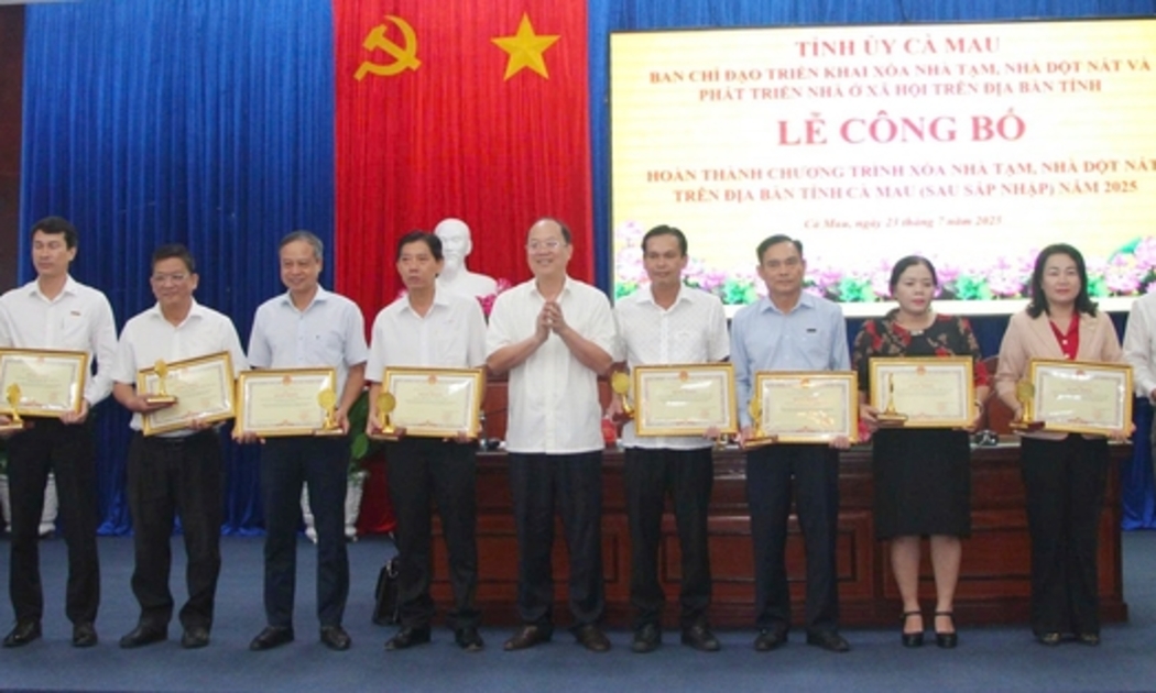 Bí thư Tỉnh ủy Cà Mau Nguyễn Hồ Hải trao bằng khen cho các tập thể.