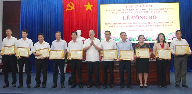 Bí thư Tỉnh ủy Cà Mau Nguyễn Hồ Hải trao bằng khen cho các tập thể.