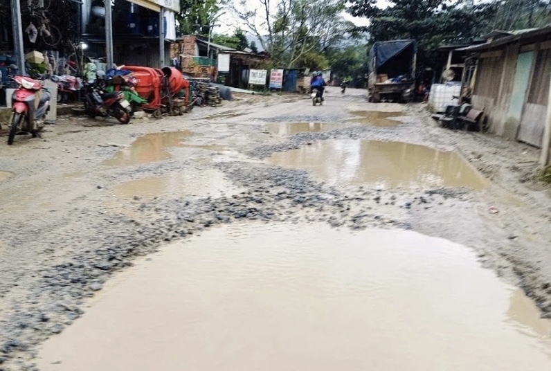 Những "ổ voi" trên Quốc lộ 14D.