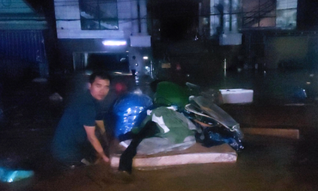 Người dân xã Mường Xén chạy lũ trong đêm 22/7