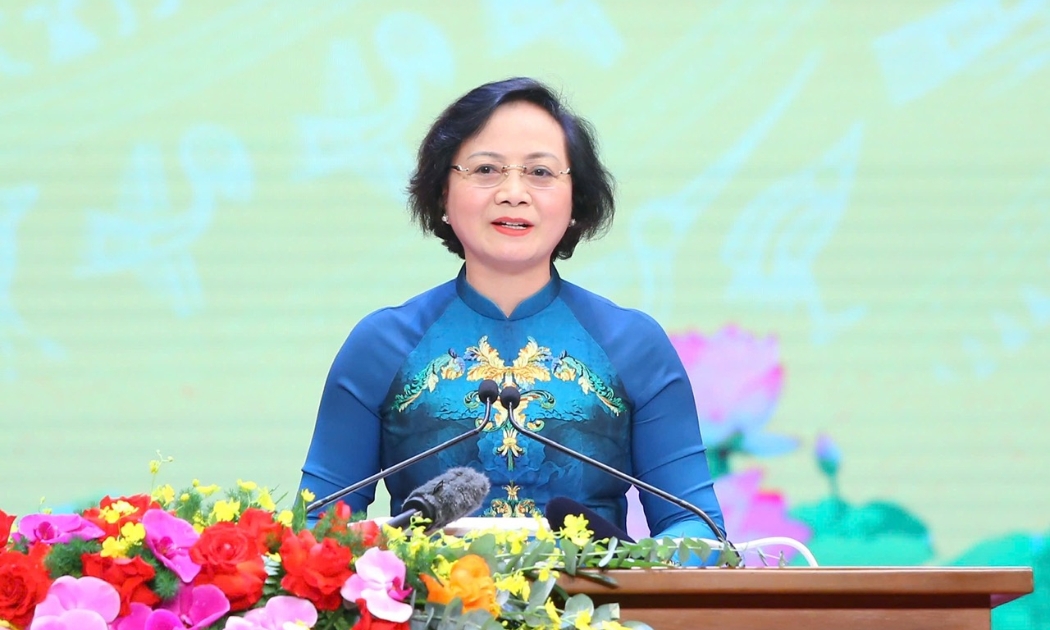 Bộ trưởng Bộ Nội vụ Phạm Thị Thanh Trà báo cáo về công tác chăm lo cho người có công với cách mạng. Ảnh: Thanh Phúc.