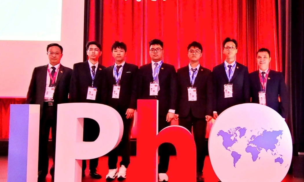Đội tuyển IPhO 2025 (từ trái sang phải): PGS.TS Đặng Đức Vượng, Phó Trưởng đoàn; em Nguyễn Công Vinh (Huy chương Bạc); Em Nguyễn Thế Quân (Huy chương Vàng); Em Trương Đức Dũng (Huy chương Bạc); Em Lý Bá Khôi (Huy Chương Bạc); Em Trần Lê Thiện Nhân (Huy chương Bạc); PGS.TS Đỗ Danh Bích, Trưởng đoàn.