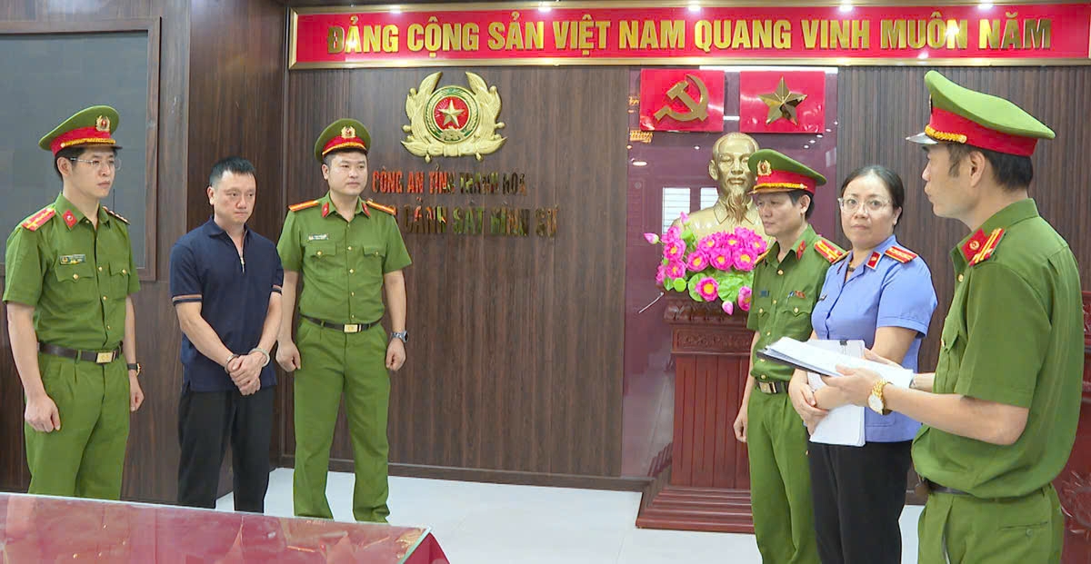 Cơ quan CSĐT Công an tỉnh Thanh Hóa thi hành lệnh bắt Nguyễn Văn Vy (tức Vy ngộ), một đối tượng cộm cán với mạng lưới quan hệ chằng chịt