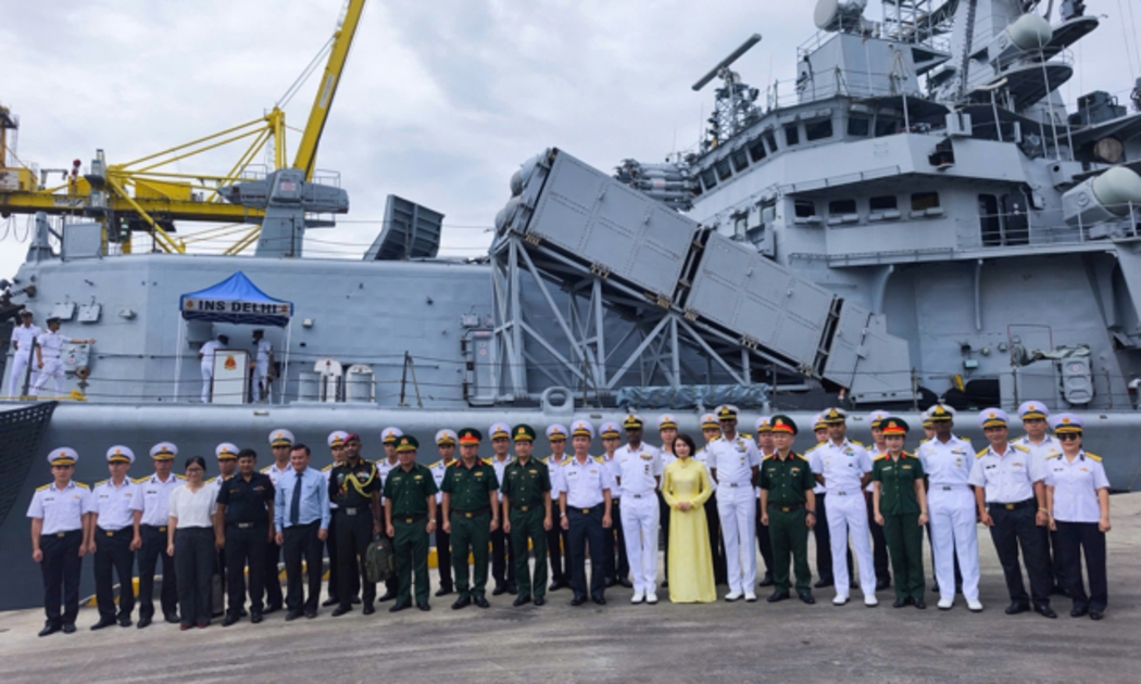 Đại diện lãnh đạo TP. Đà Nẵng, Quân khu 5 và Vùng 3 Hải quân đón tiếp thủy thủ đoàn tàu quân sự Ấn Độ. - Ảnh: Quang Hiếu