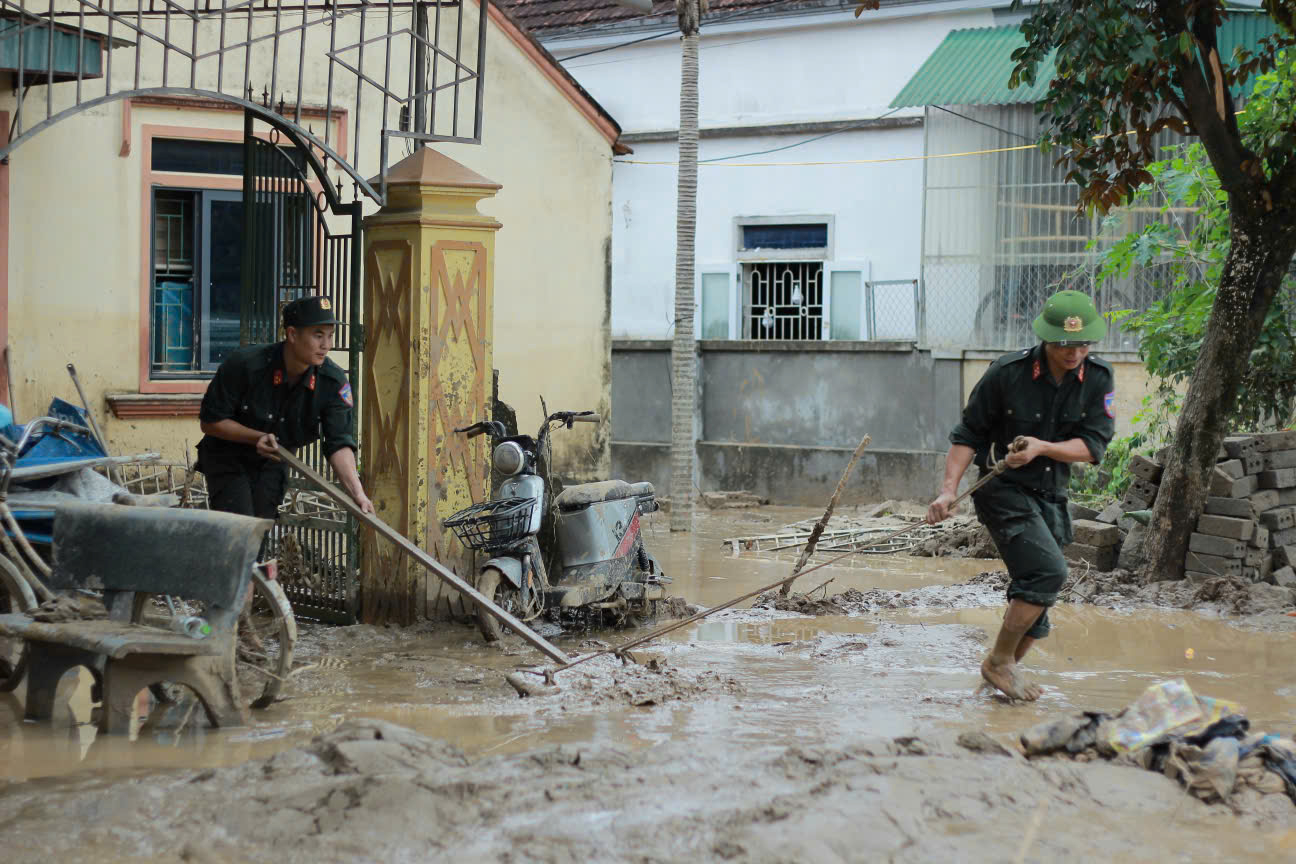 Cán bộ chiến sĩ được chia thành các nhóm nhỏ để giúp đỡ các hộ dân, trong đó ưu tiên giúp đỡ các hộ neo đơn, hoàn cảnh đặc biệt khó khăn.