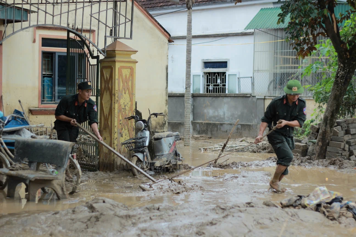 C&aacute;n bộ chiến sĩ được chia th&agrave;nh c&aacute;c nh&oacute;m nhỏ để gi&uacute;p đỡ c&aacute;c hộ d&acirc;n, trong đ&oacute; ưu ti&ecirc;n gi&uacute;p đỡ c&aacute;c hộ neo đơn, ho&agrave;n cảnh đặc biệt kh&oacute; khăn.