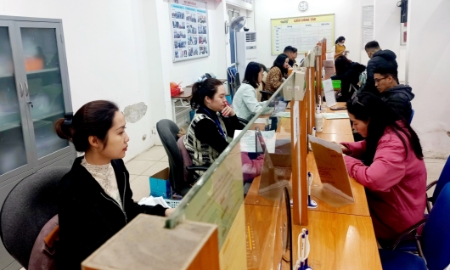 Người lao động làm thủ tục hưởng bảo hiểm thất nghiệp trực tiếp tại Trung tâm Dịch vụ việc làm Hà Nội. Ảnh: Thu Hằng.