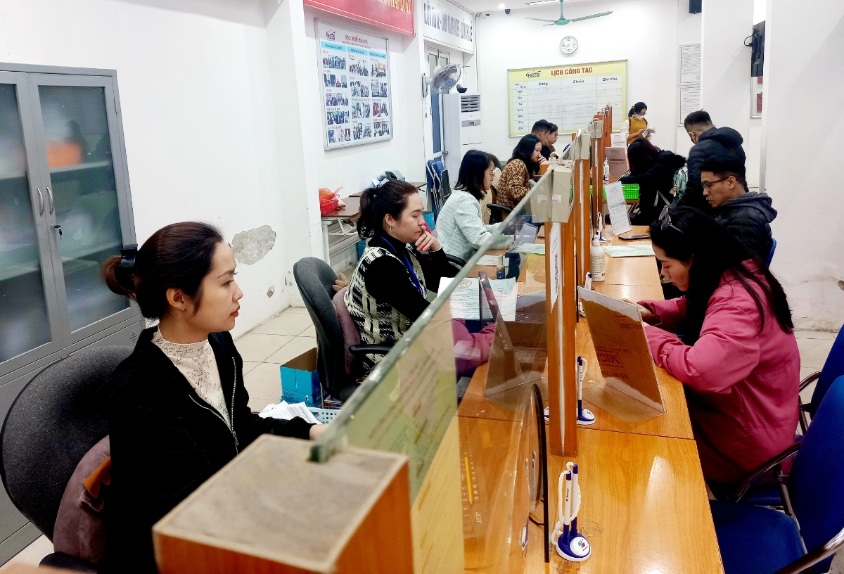 Người lao động làm thủ tục hưởng bảo hiểm thất nghiệp trực tiếp tại Trung tâm Dịch vụ việc làm Hà Nội. Ảnh: Thu Hằng.