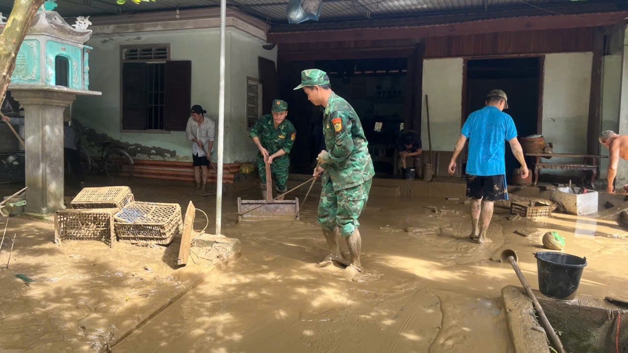 Đồn Biên phòng Tam Quang giúp nhân dân trên địa bàn khắc phục hậu quả lũ lụt